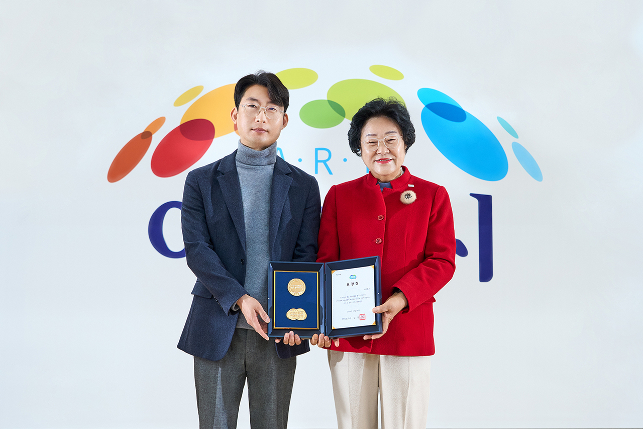 이종성(왼쪽) 슬롯사이트 보스 부사장이 김경희 이천시장에게 나눔문화 확산 유공 표창을 받고 있다. [슬롯사이트 보스 제공]