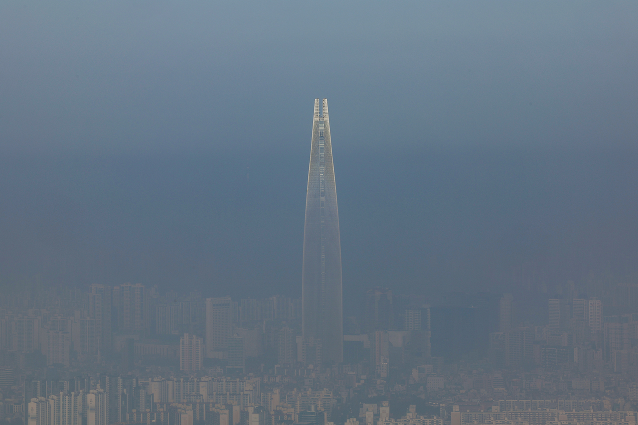 Visibility is reduced as heavy fine dust engulfs Seoul, obscuring the view of Lotte World Tower in southern Seoul on Tuesday. (Yonhap)