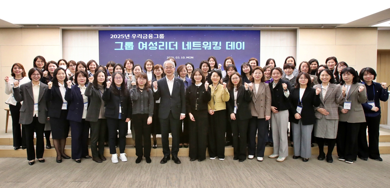 임종룡(앞줄 왼쪽 일곱 번째) 우리금융그룹 회장이 지난 10일 서울 중구 우리금융 본사에서 열린 ‘그룹 온라인카지노리더 네트워킹 데이’에서 전 그룹사 온라인카지노 리더와 함께 기념촬영을 하고 있다.  [우리금융그룹 제공]