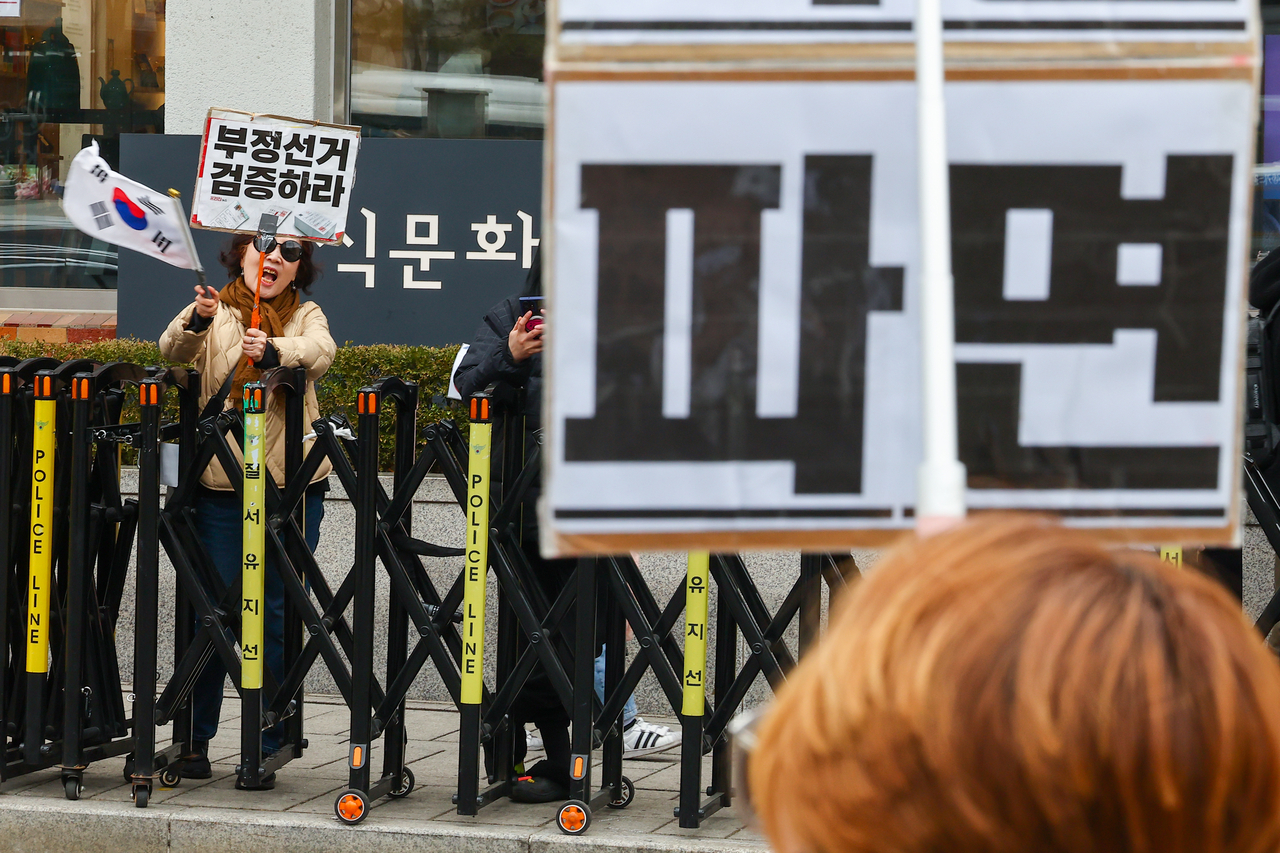 윤 대통령 탄핵 심판이 헌법재판소의 선고만 남겨둔 지난 2일 서울 종로구 헌법재판소 앞에 탄핵 찬성 및 반대 시위가 열리고 있다. [연합뉴스]