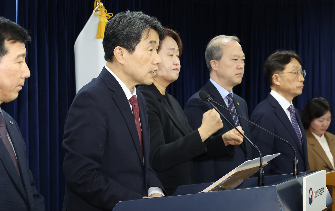 이주호 부총리 겸 교육부 장관이 의과대학 선진화를 위한 총장협의회 회장단 양오봉 전북대 총장, 이해우 동아대 총장, 한국의과대학의학전문대학원협회 이종태 이사장 등과 7일 서울 종로구 정부서울청사에서 학생 슬롯사이트 소닉 메이저 및 의대교육 정상화 브리핑을 하고 있다. <연합