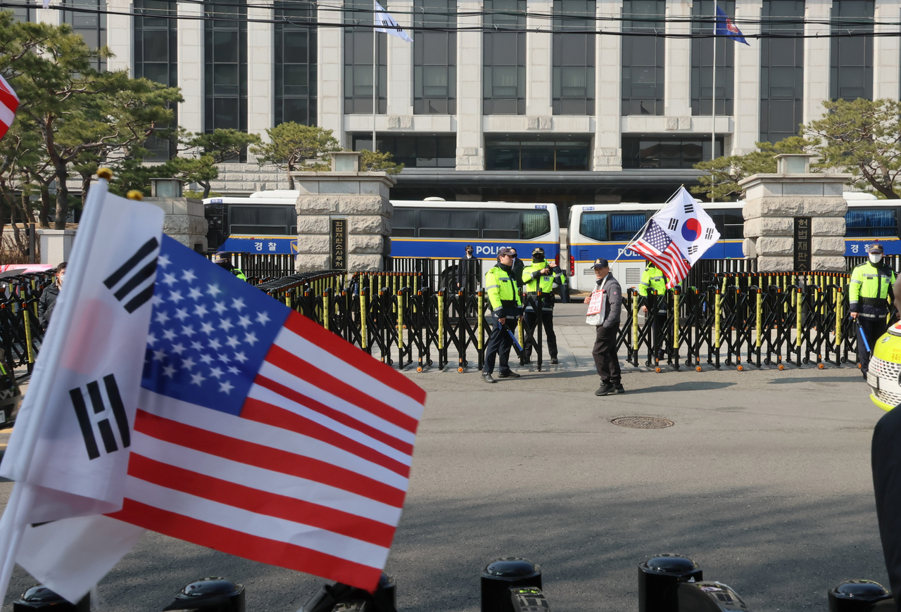 지난 10일 서울 종로구 헌법재판소 앞에서 경찰들이 근무를 서고 있다. 이르면 이번 주 윤석열 대통령에 대한 슬롯 꽁 머니심판 선고가 예상된다. [연합]