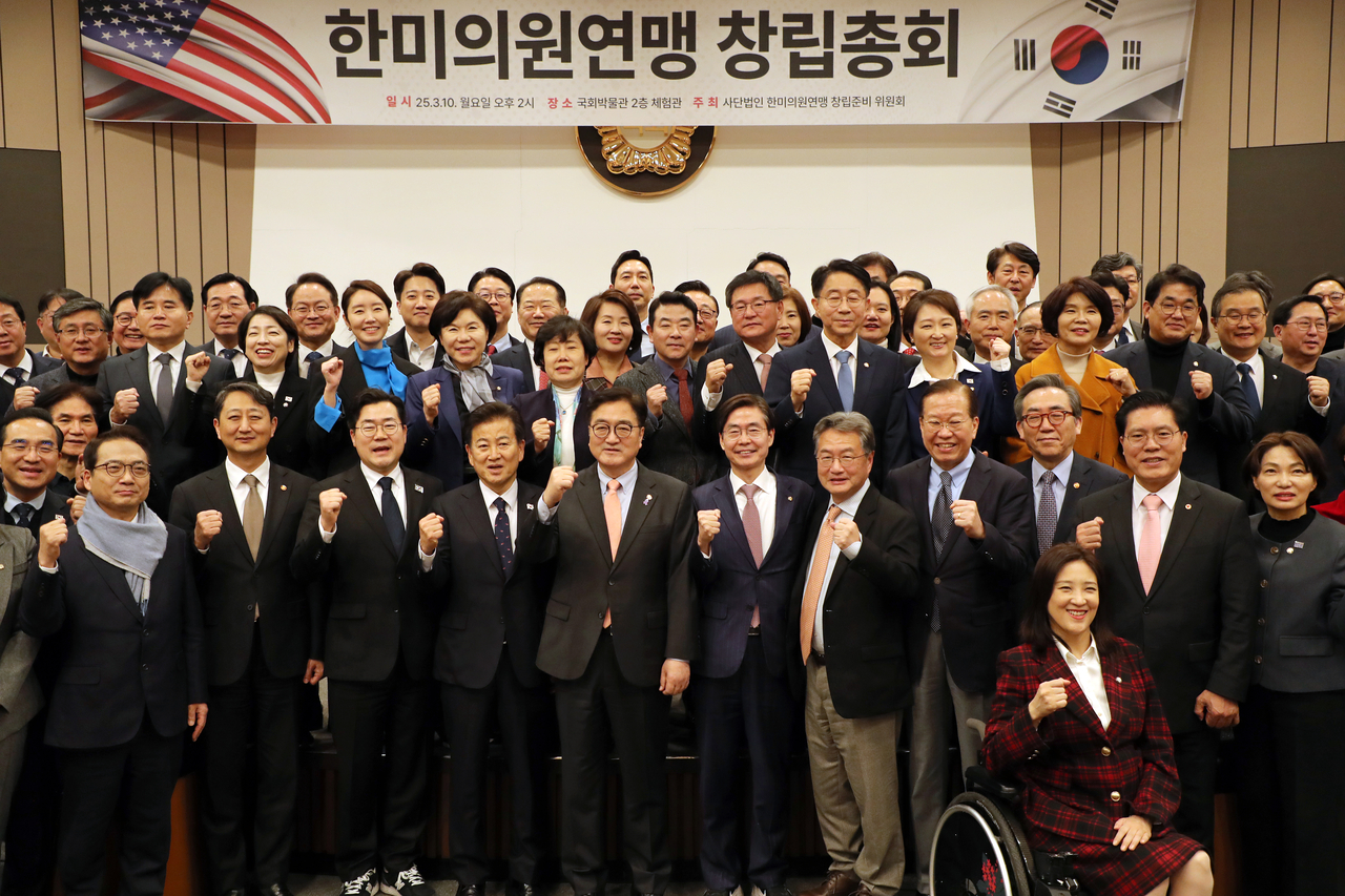 South Korean member-lawmakers of the South Korea-US lawmakers' allaince pose for a photograph at the inaugural event held at the National Assembly in Seoul on Monday. Yonhap