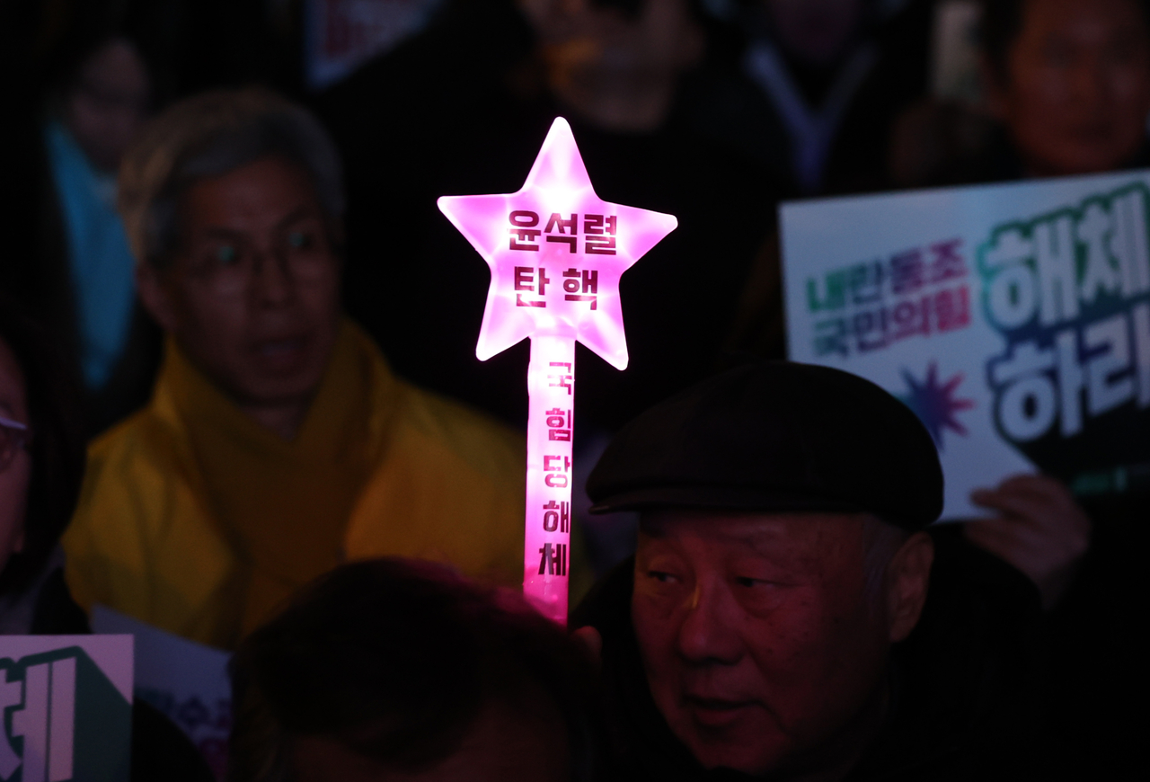 지난 10일 서울 종로구 동십자각 인근에서 윤석열 즉각퇴진·사회대개혁 비상행동이 연 집회에서 참가자들이 윤석열 대통령에 대한 즉각 파면을 촉구하고 있다. [연합]