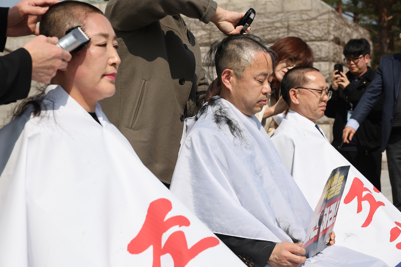 Shaving heads, on hunger strike: DP goes all out calling for Yoon Suk ...