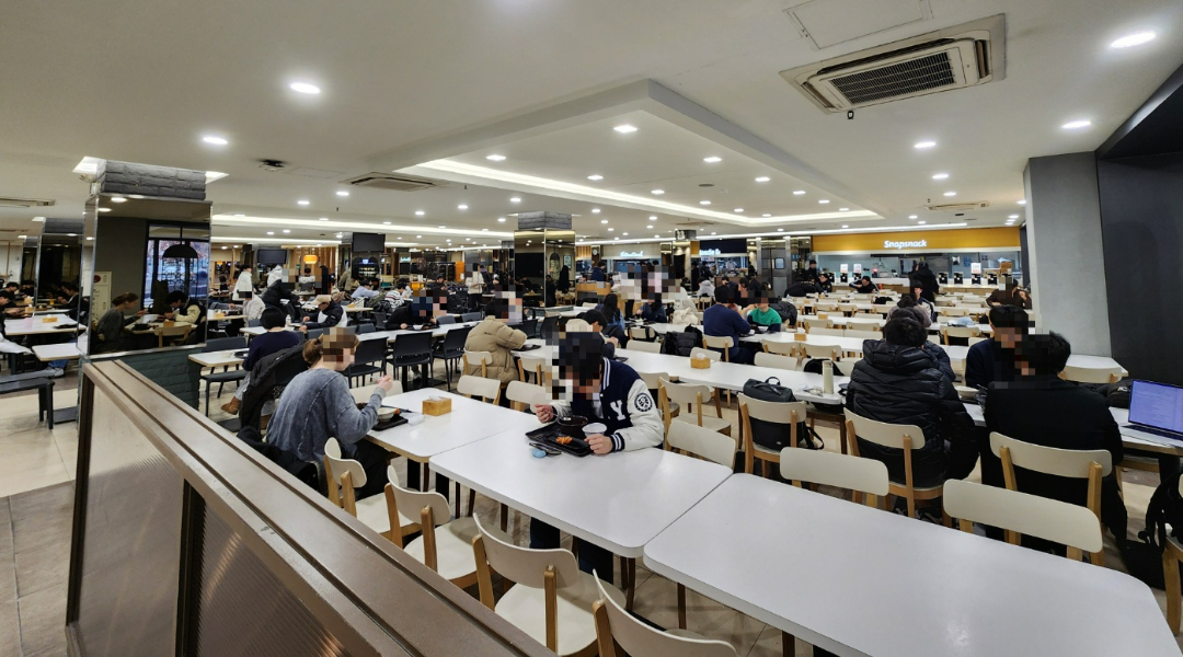 1000원 아침밥을 먹기 위해 학생들로 붐비는 서울 서대문구 연세대 학생식당        이영기 기자