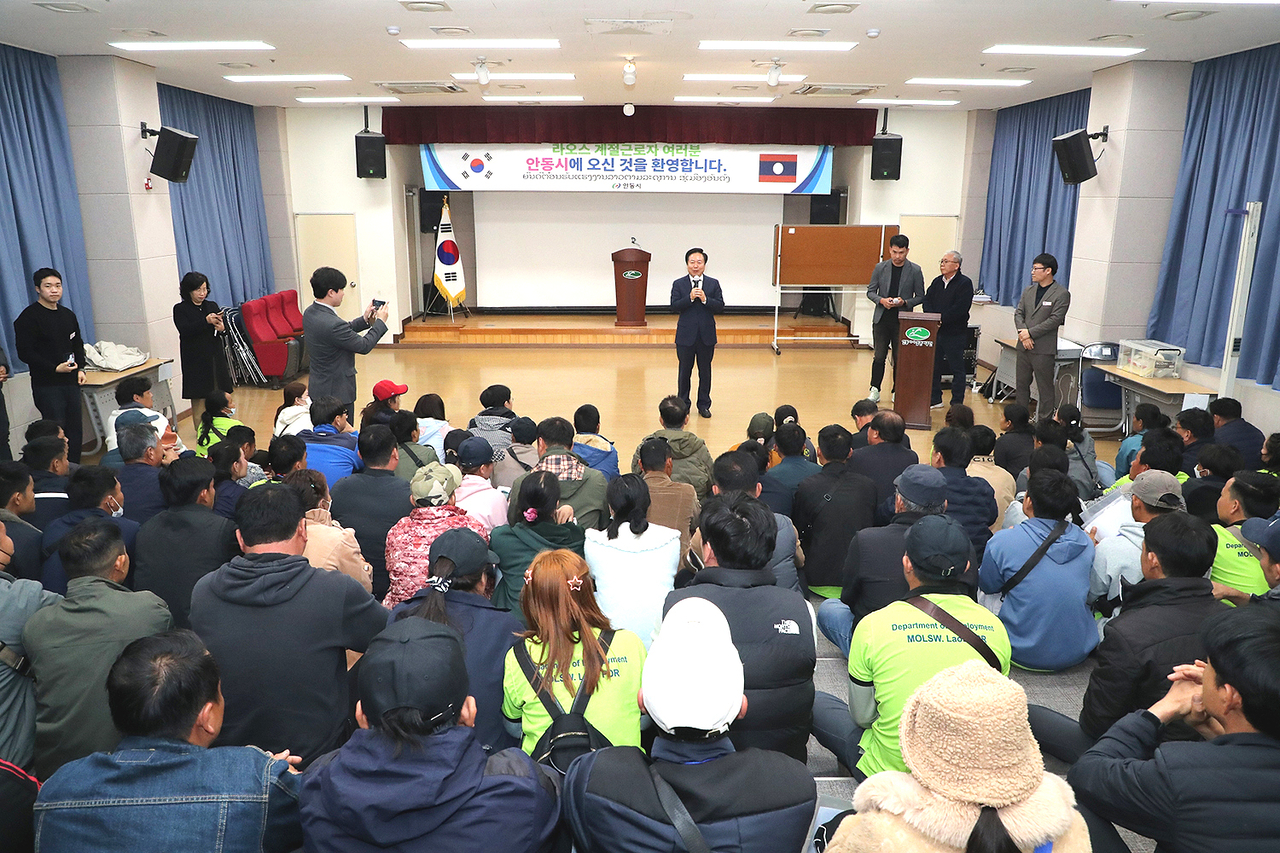 안동시에 라오스 계절 근로자  249명이 입국해   권기창 안동시장이 환영인사를  하고 있다(안동시 제공)