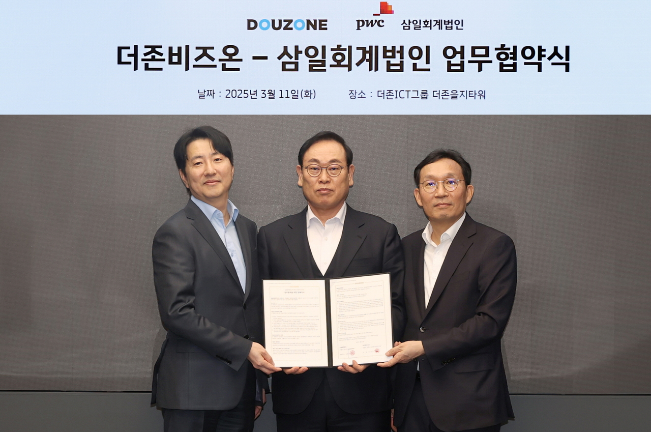 이강수(사진 가운데)더존비즈온 사장과 이승호(왼쪽) 삼일회계법인 금융부문 대표, 홍준기 감사부문 대표가 11일 서울 중구 더존을지타워에서 열린 ‘OmniEsol’ 비즈니스 파트너 업무협약식에서 기념촬영을 하고 있다.