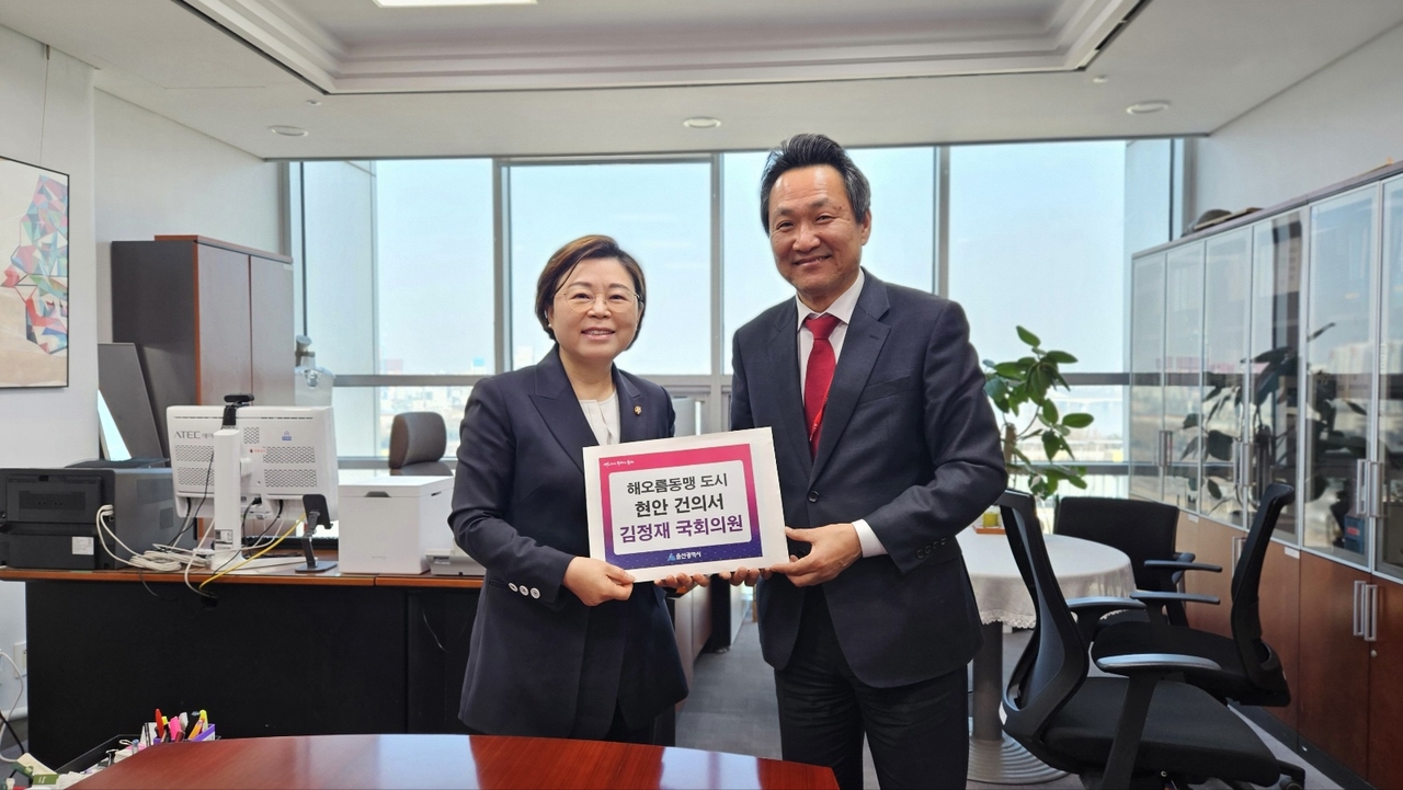 안승대 울산시 행정부시장(오른쪽)이 11일 국회 의원회관에서 김정재 국회의원(포항북·왼쪽)을 찾아 울산-경주-포항의 ‘해오름동맹’ 도시 현안 해결을 건의했다. [울산시 제공]