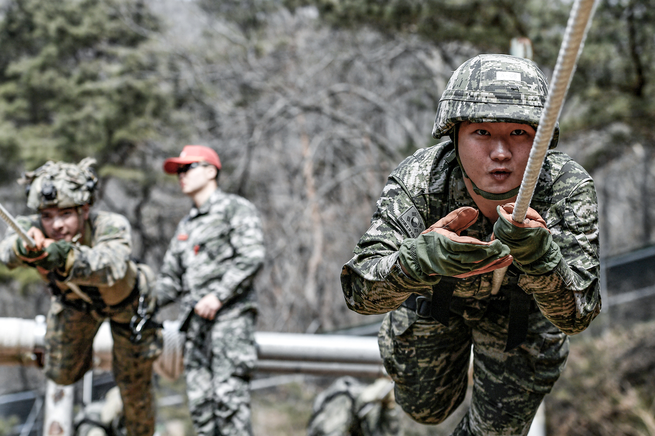 한미 해병대 장병들이 다양한 산악지형지물 극복을 위한 외줄도하훈련을 실시하고 있다. [해병대 제공]