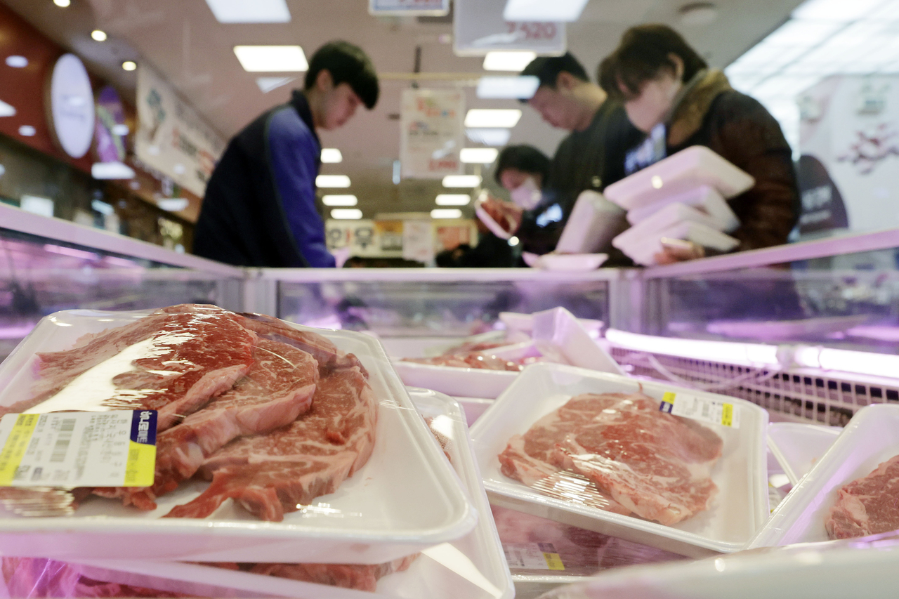 Consumers browse beef products at a grocery store chain in southern Seoul, on Jan. 19. (Newsis)