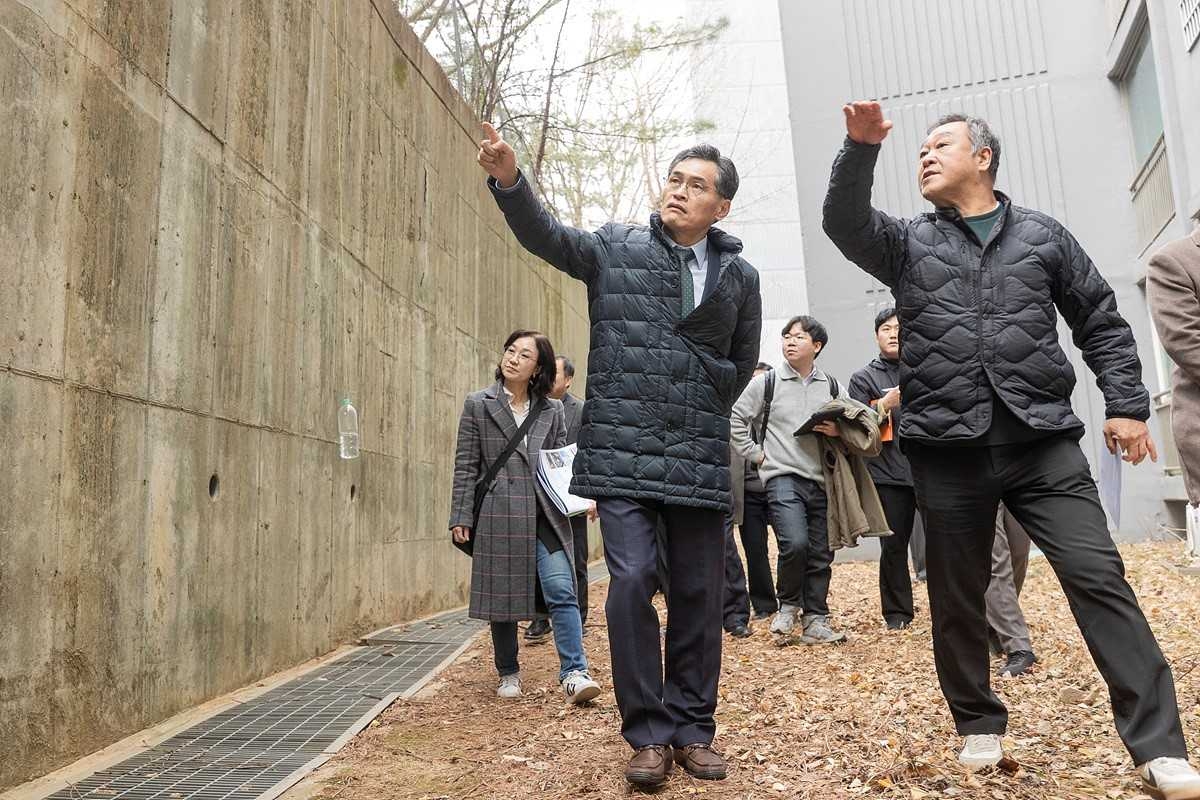 이기재(사진 왼쪽) 양천구청장이 현장점검을 하고 있다. [양천구 제공]