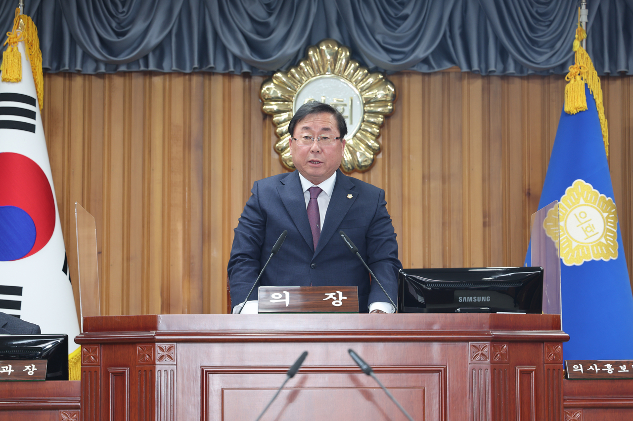 12일 열린 울진군의회 제283회 임시회에서 김정희 의장이 개회사를 하고 있다.(울진군 의회제공)