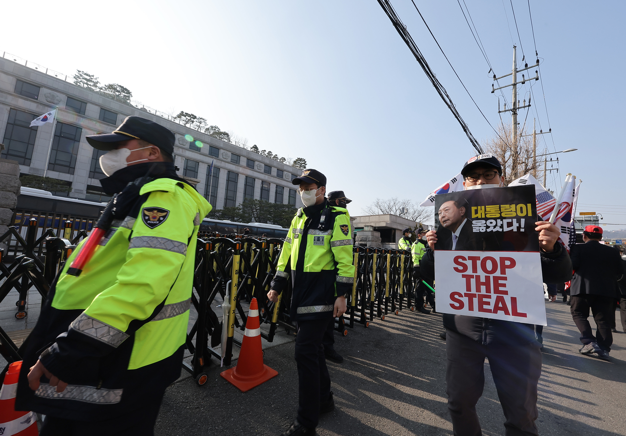 윤석열 대통령에 대한 메이저 바카라심판 선고가 임박한 가운데 지난 11일 서울 종로구 안국동 헌법재판소 앞에서 ‘STOP THE STEAL’ 피켓을 든 시위자들이 메이저 바카라 반대를 촉구하고 있다. [연합]