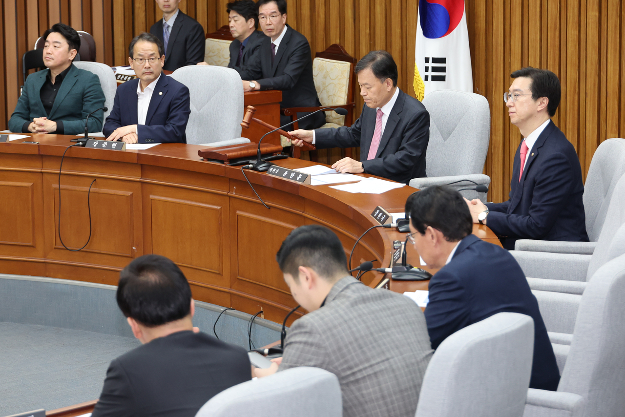 11일 국회 정무위원회 전체회의에서 ‘홈플러스·MBK 파트너스 사태에 대한 긴급 현안질의 관련 증인등 출석요구의 건’이 통과되고 있다. [연합]