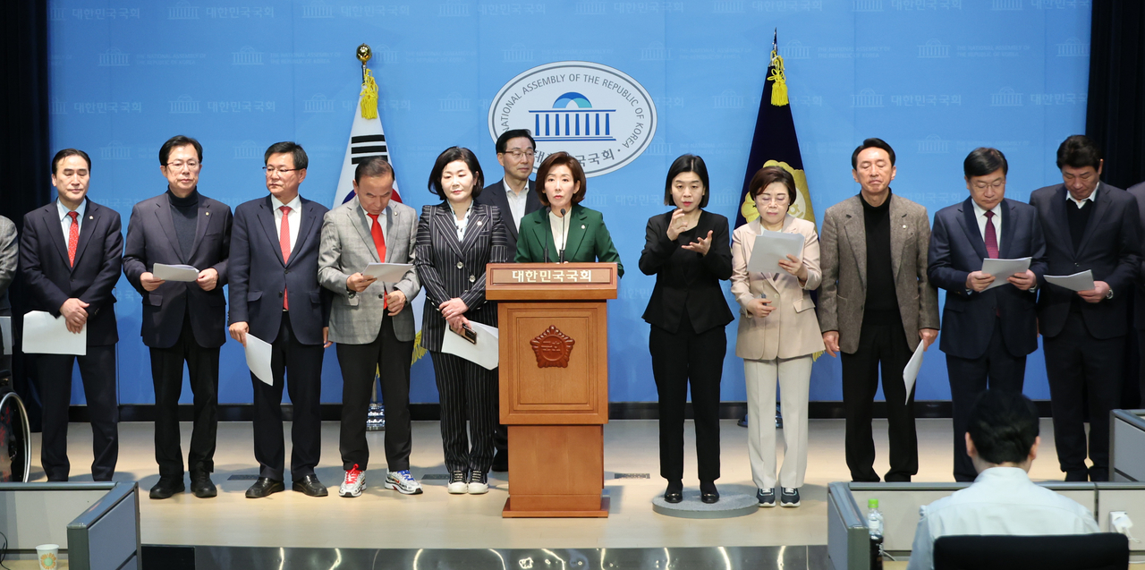 국민의힘 의원들이 12일 서울 여의도 국회 소통관에서 기자회견을 열고 헌법재판소에 2차 공개탄원서를 제출하기에 앞서 윤석열 대통령 탄핵 심판 과정의 절차적 하자 등을 주장하고 있다. [연합]