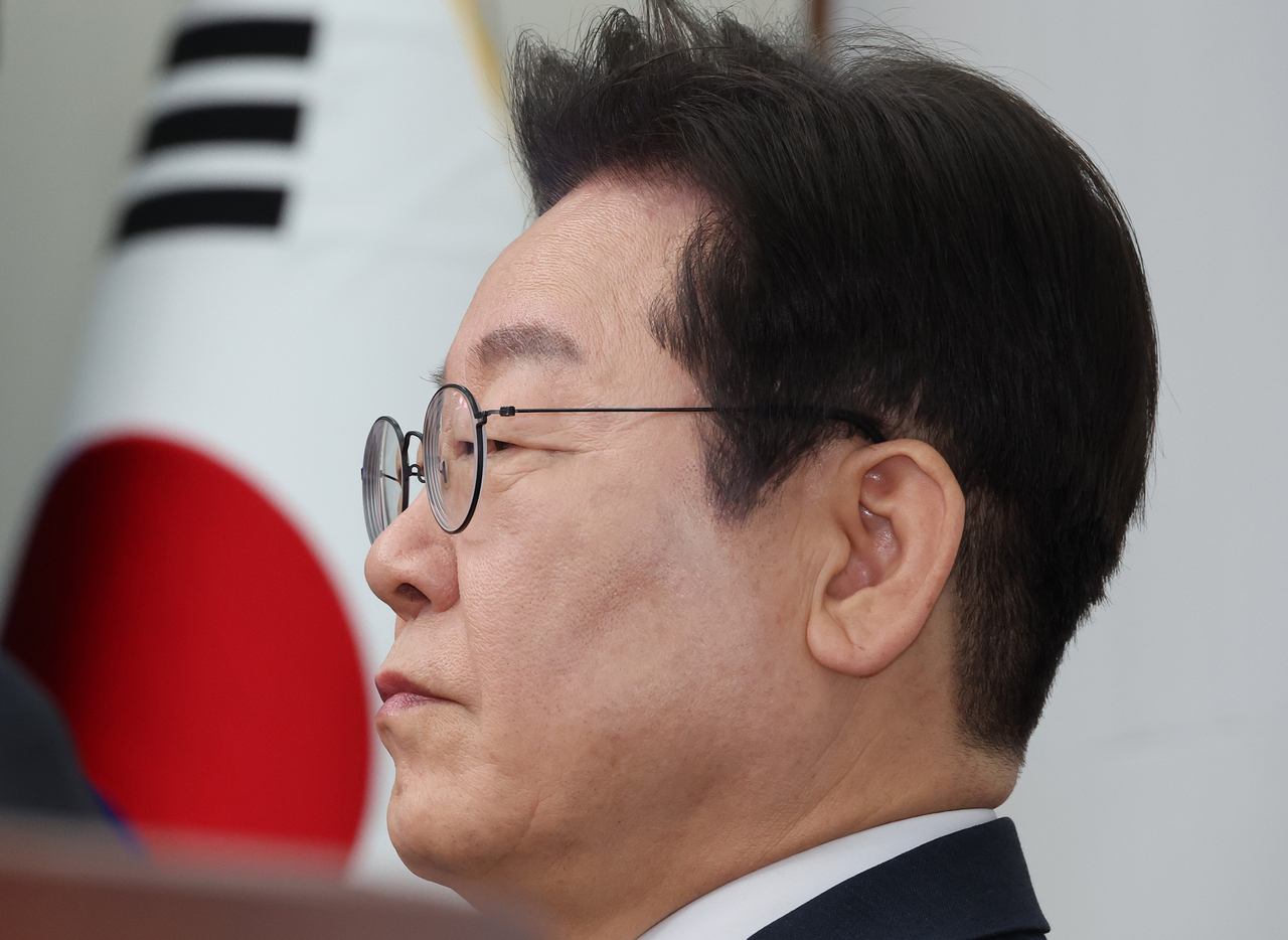 이재명 더불어민주당 대표가 12일 서울 여의도 국회에서 열린 최고위원회의에 참석, 생각에 잠겨 있다.[연합]