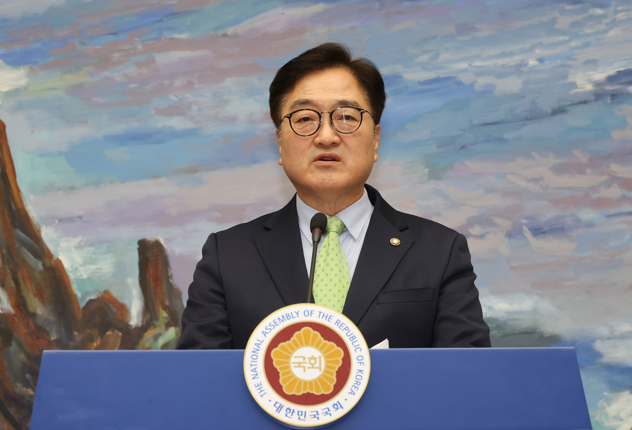 우원식 국회의장이 12일 서울 여의도 국회에서 기자회견을 열고 현 시국과 관련한 입장을 밝히고 있다. [연합]