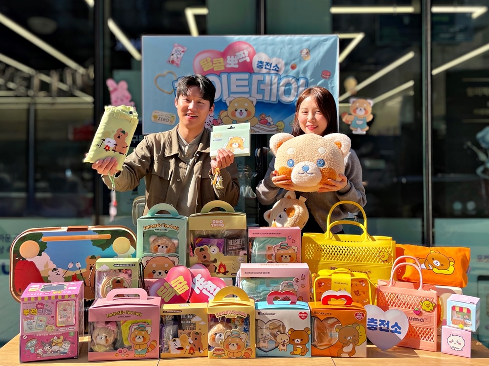 CU 모델이 화이트데이 관련상품을 선보이고 있다.  [BGF리테일 제공]