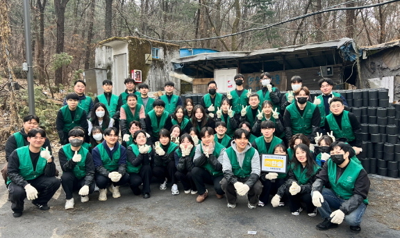 한솥도시락 임직원의 연탄봉사 모습 [한솥 제공]