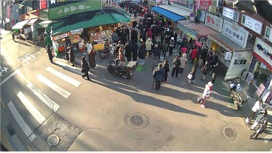 지난해 12월 31일 서울 양천구 목동 깨비시장 차량돌진 사고 현장에서 서성이는 피의자 사진. [서울 양천경찰서 제공]