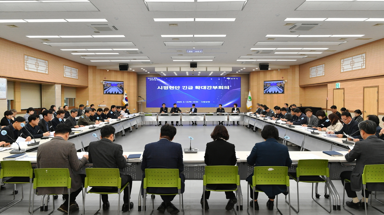 13일 박남서 영주시장이 공직선거법혐의로 시장직을 잃자 영주시는 이재훈 부시장 권한대행 체제로 전환, 긴급 확대간부회의를 하고 있다(영주시 제공)