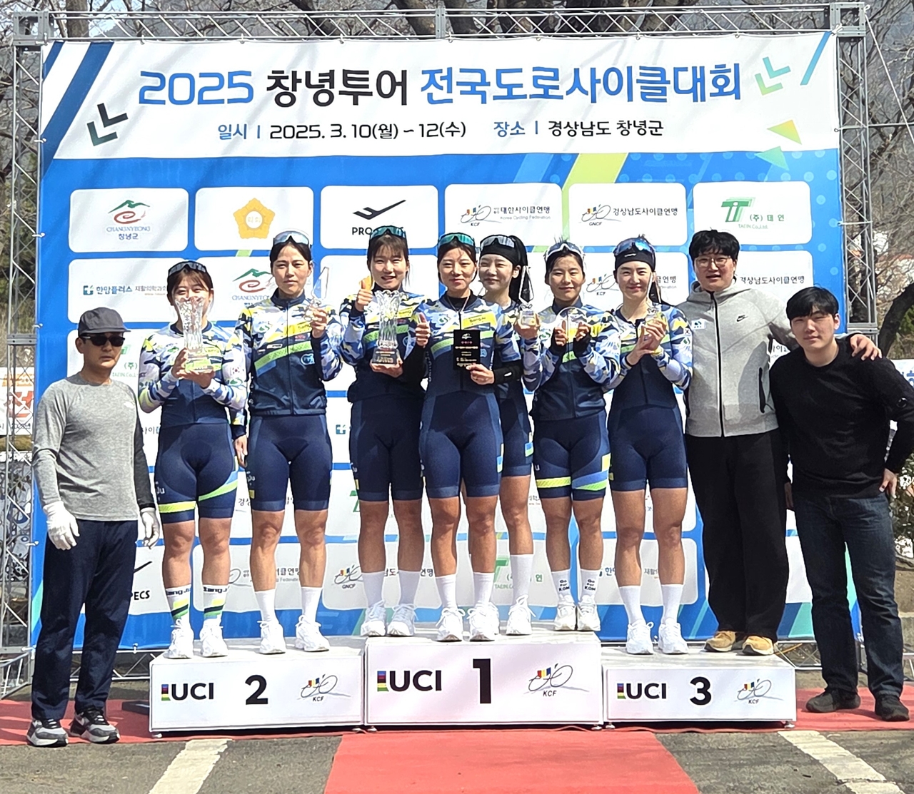 상주시청 여자 사이클팀이 종합 우승을 차지하고 단체 기념사진을 찍고 있다. (상주시 제공)