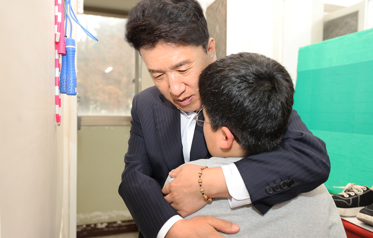 함영주(왼쪽) 하나금융그룹 회장이 수도권 소재 가족돌봄아동 가정에서 아동과 포옹하고 있다. [하나금융그룹 제공]