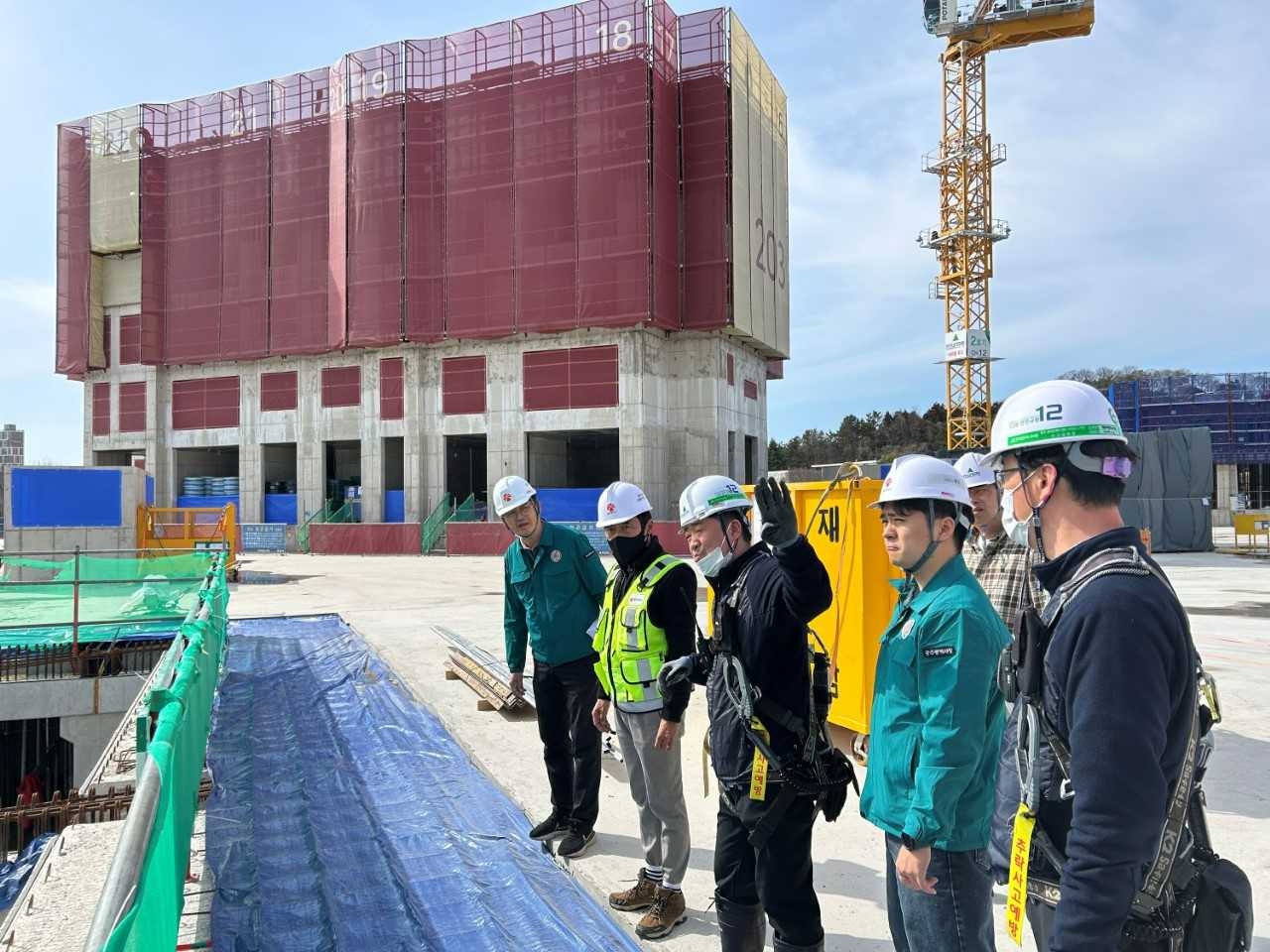 광주광역시는 13일 현대엔지니어링이 시공 중인 건설공사장 3곳에 대한 긴급 안전점검을 실시했다.
