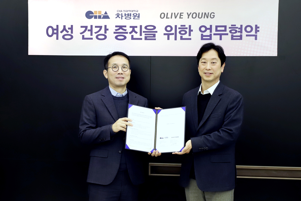 이상혁 차병원 의료원 기획조정실장(사진에서 왼쪽)과 이진희 CJ올리브영 플랫폼사업총괄이 기념촬영을 하고 있다.