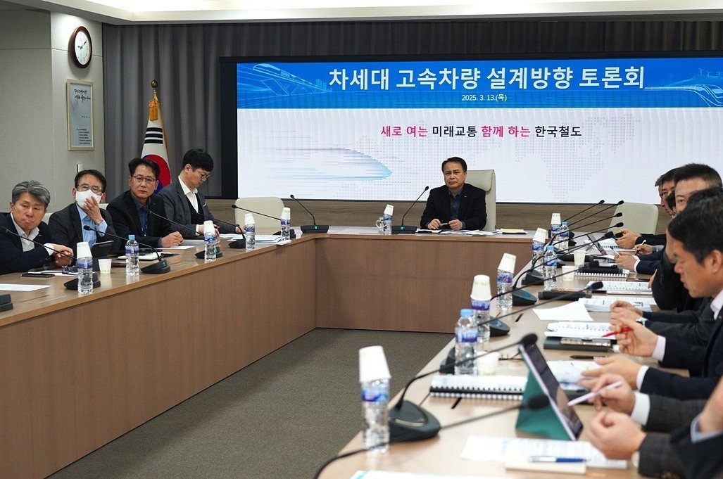 코레일이 13일 오전 대전사옥에서 ‘차세대 고속차량 설계방향 토론회’를 열고 차세대 고속차량의 ‘설계전략 방향’과 ‘주행 핵심성능’을 소개했다.