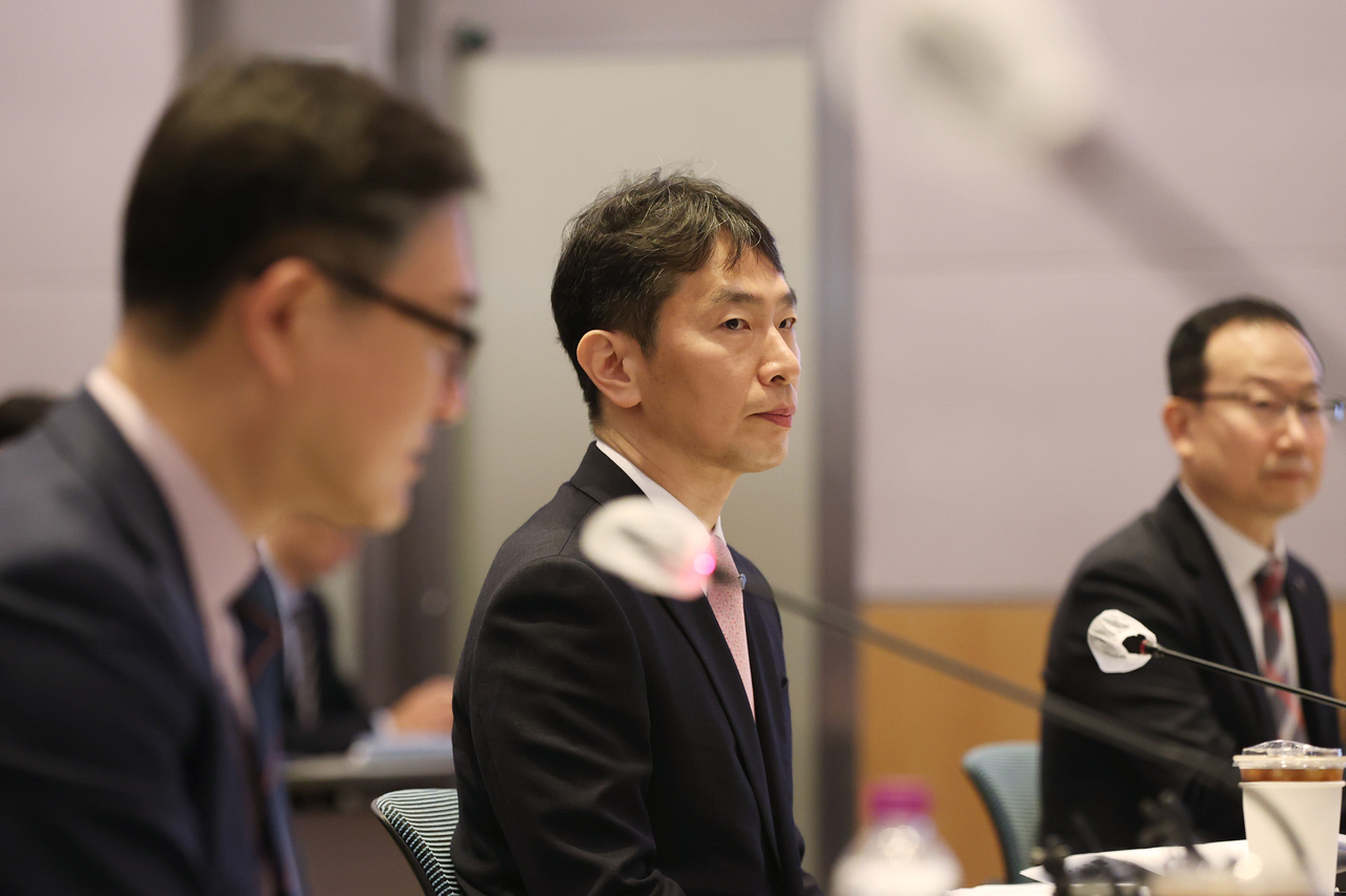 이복현 금융감독원장(가운데)이 13일 서울 여의도 한국경제인협회에서 열린 ‘기업ㆍ주주 상생의 거버넌스 구축을 위한 열린 토론’에 참석하고 있다. [연합]