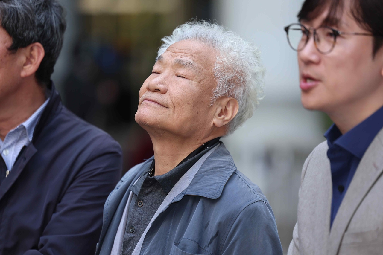 일제강점기 강제징용 피해자인 이춘식 할아버지의 장남 이창환 씨가 서울 서초구 서울중앙지방법원 앞에서 열린 ‘제3자 변제’ 수용 관련 기자회견 중 눈을 감고 있다. [연합]