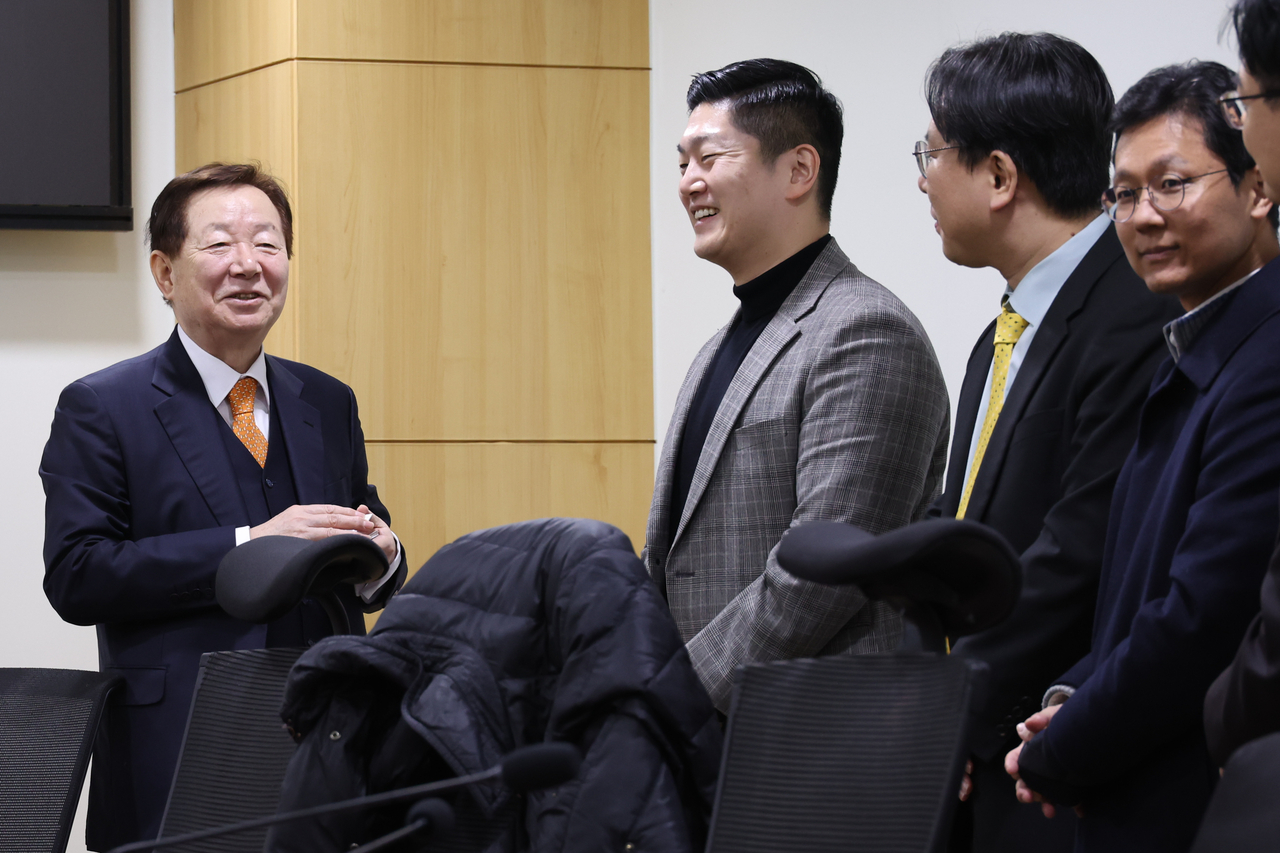 성낙인 전 서울대 총장(왼쪽)이 지난달 20일 국회에서 국민의힘 소장파 모임 ‘첫목회’ 개헌특위 주최로 열린 ‘통치 구조 개헌 토론회’에서 김재섭 의원(왼쪽 두 번째), 박상수 인천서구갑 당협위원장(왼쪽 세 번째) 등 회원들과 대화하고 있다. [연합]