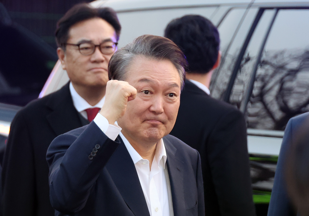 서울구치소에서 석방된 윤석열 대통령이 8일 서울 한남동 관저 앞에서 차에서 내려 지지자들에게 손을 들어 보이고 있다. [연합]