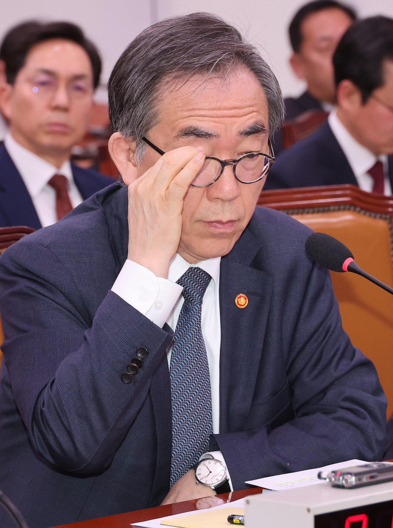 지난 11일 서울 여의도 국회에서 열린 외교통일위원회 전체회의에서 조태열 외교부 장관이 안경을 고쳐 쓰고 있다. [연합]