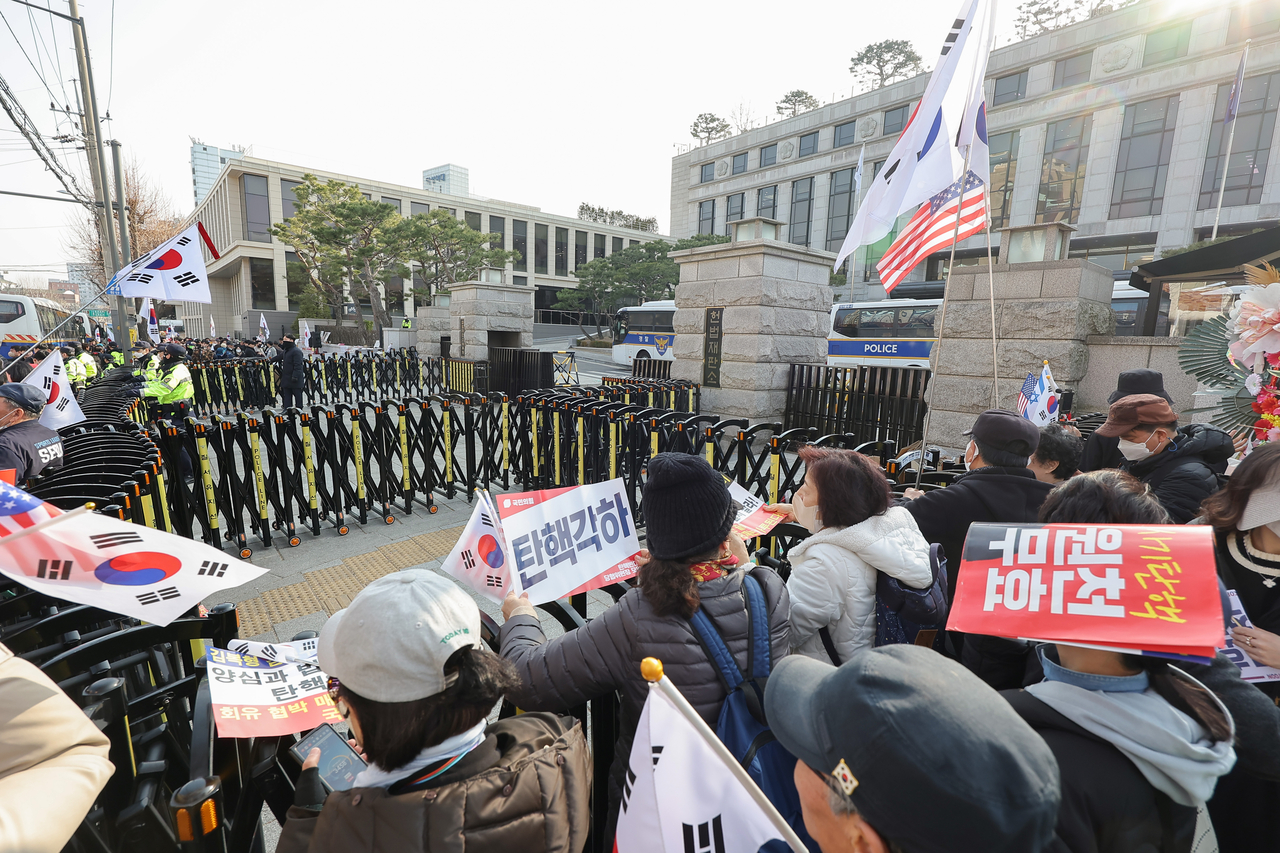 윤석열 대통령에 대한 탄핵심판 선고를 앞두고 지난 11일 서울 종로구 헌법재판소 앞에서 시위자들이 탄핵 반대를 촉구하고 있다. [연합]