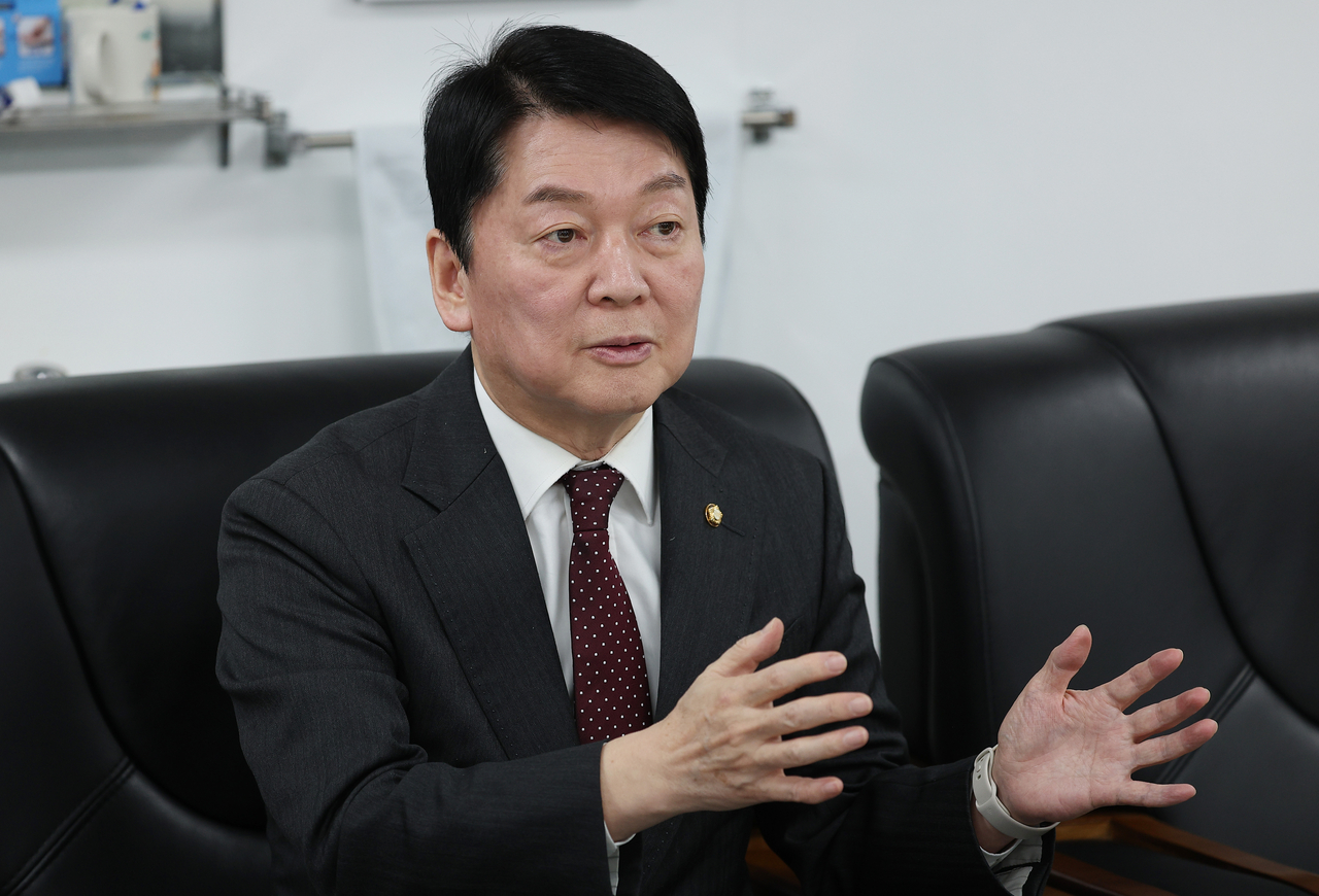 국민의힘 안철수 의원이 12일 대구 중구 계명대학교 대구동산병원을 방문해 정우진 병원장과 대화를 나누고 있다. [연합]