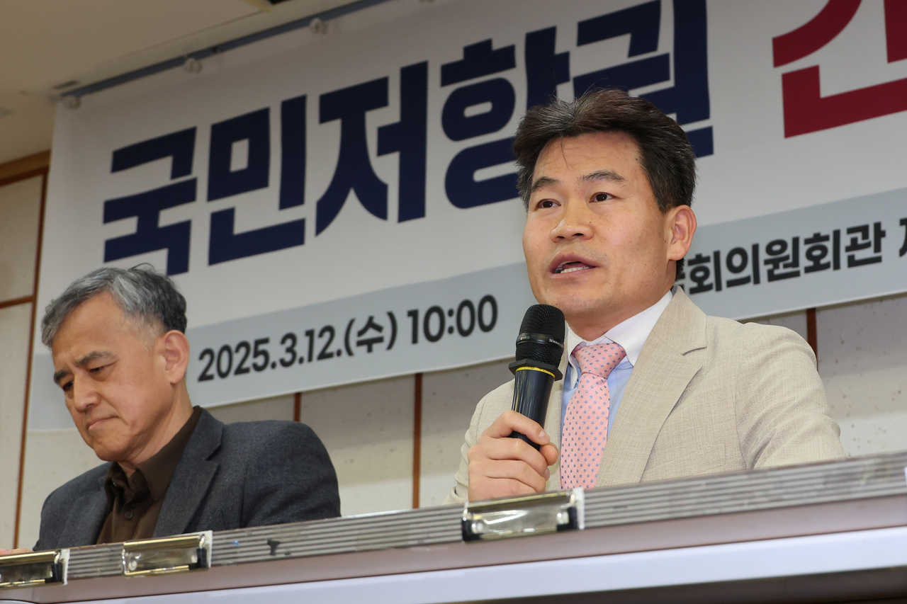 한국사 강사 전한길씨가 12일 서울 여의도 국회 의원회관에서 열린 ‘국민저항권 긴급세미나’에서 기조강연 하고 있다. [연합]