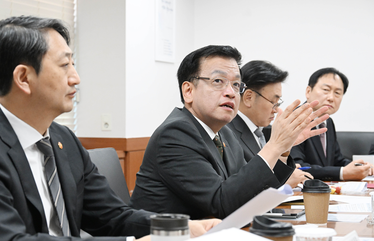 최상목(왼쪽 두 번째) 대통령 권한대행 부총리 겸 기획재정부 장관이 13일 정부서울청사에서 대외경제 현안 간담회를 하고 있다.  [기획재정부 제공]