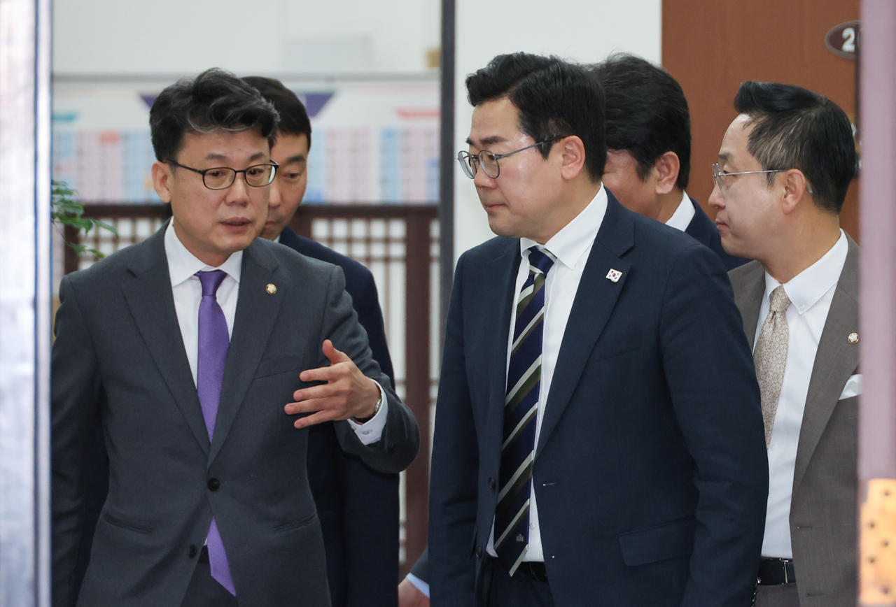 박찬대 더불어민주당 원내대표(오른쪽)와 진성준 정책위의장이 13일 서울 여의도 국회에서 열린 정책조정회의에 참석하며 대화하고 있다. [연합]
