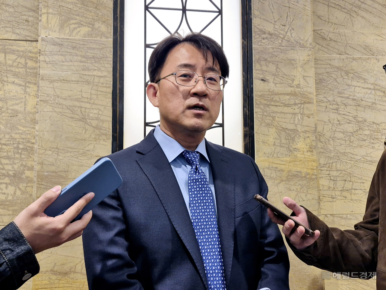 이청 삼성디스플레이 대표이사 사장이 14일 서울 송파구 잠실 롯데호텔월드에서 열린 한국디스플레이산업협회 이사회 및 정기총회에 참석하기 전 기자들과 만나 질문에 답하고 있다. 김현일 기자