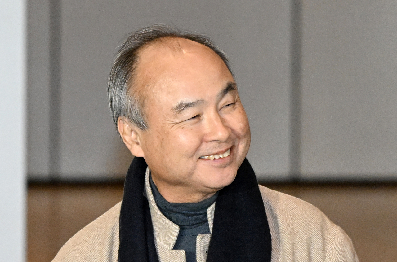 손정의 소프트뱅크 그룹 회장이 지난 4일 오후 서울 서초구 삼성 서초사옥을 나서고 있다. 이날 손 회장은 이재용 삼성전자 회장, 샘 올트먼 오픈AI 창업자 겸 최고경영자와 함께 AI 관련 3자 회동을 한 것으로 알려졌다. 임세준 기자