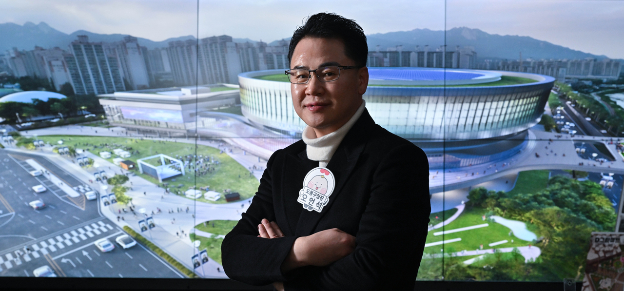 오언석 도봉구청장이 10일 오후 서울 도봉구청 집무실에서 헤럴드경제와 인터뷰에 앞서 2027년 완공 예정인 서울 아레나 조감도를 배경으로 포즈를 취하고 있다. 임세준 기자