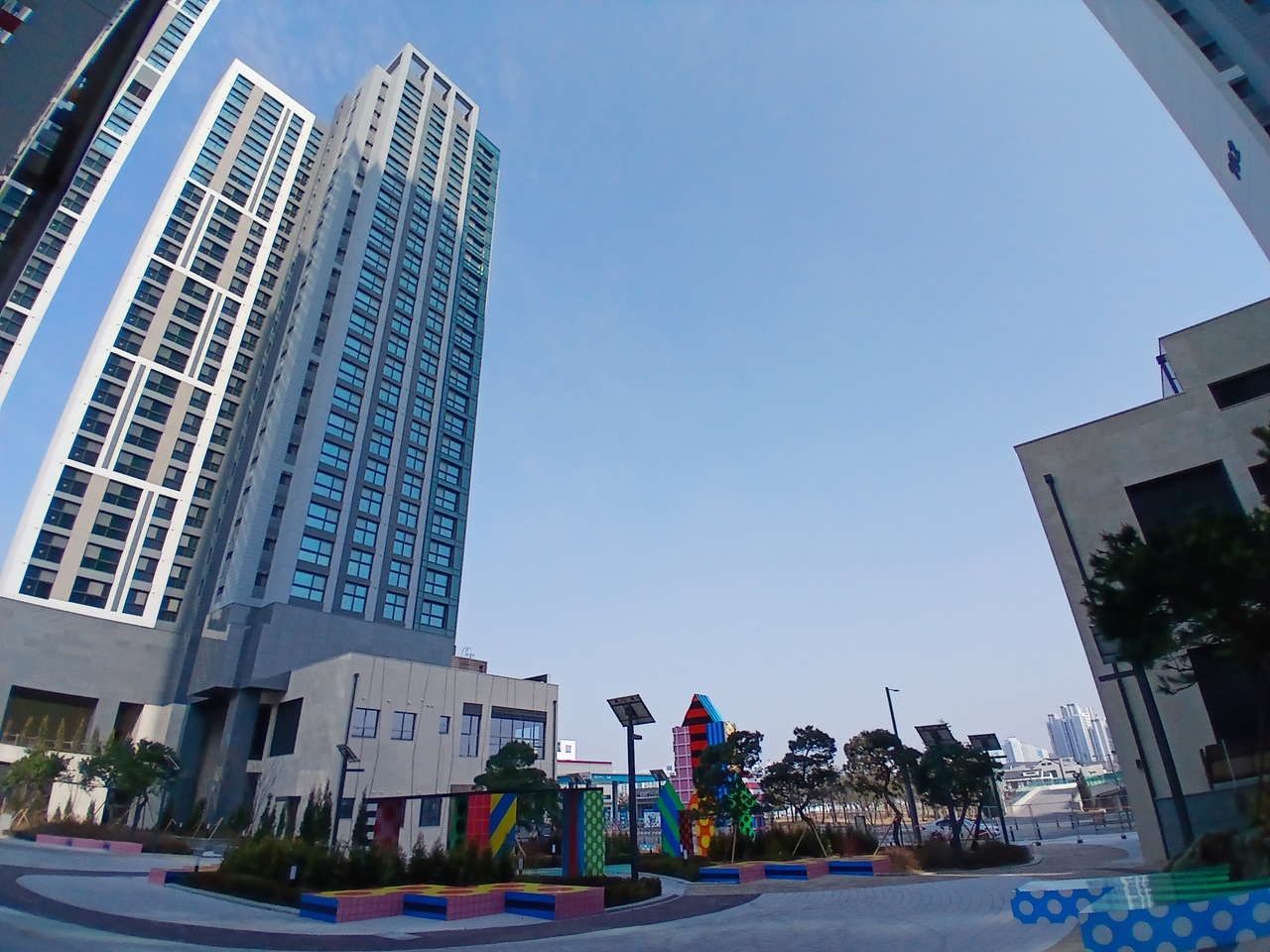 오는 3월 말 입주에정인 ‘고덕 유보라 더 크레스트’ 단지 전경. 지하 4층, 지상 45층 아파트 구조를 가진 신축 오피스텔로 전용 59㎡·84㎡ 타입이 총1116실 있다. 단지 내에서 도보 30초 거리에 수변공원이 있다. 김희량 기자