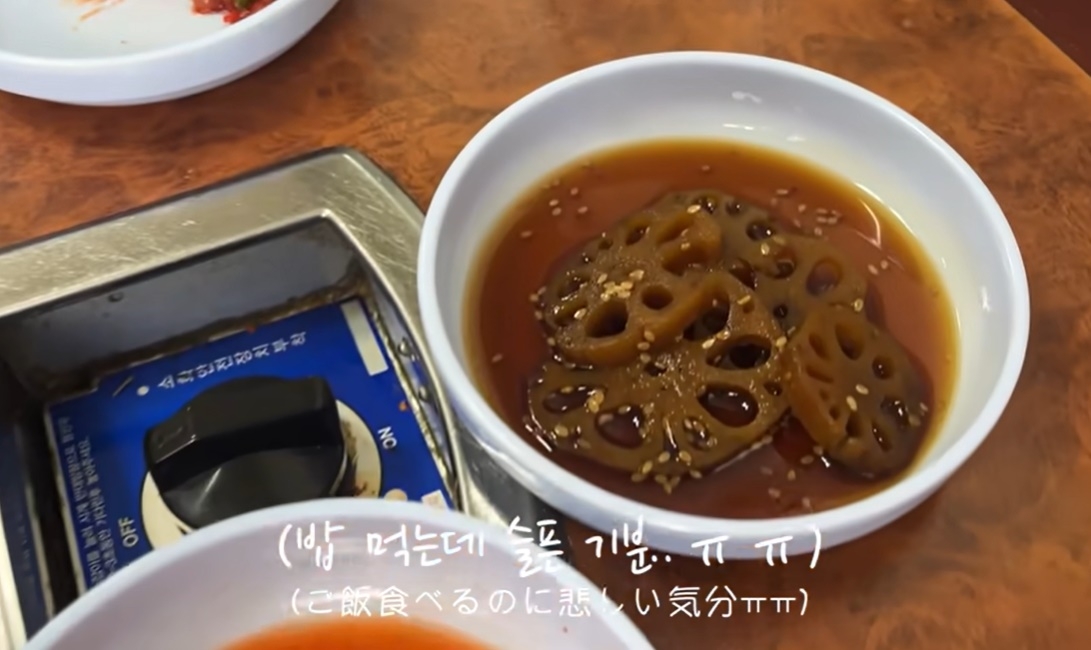 한국 여행 중 부대찌개를 먹으러 간 일본 여성이 1인분을 시켰다는 이유로 주인에게 봉변을 당한 영상이 공개돼 공분을 일으키고 있다.  [유튜브 시골언니 아유미]