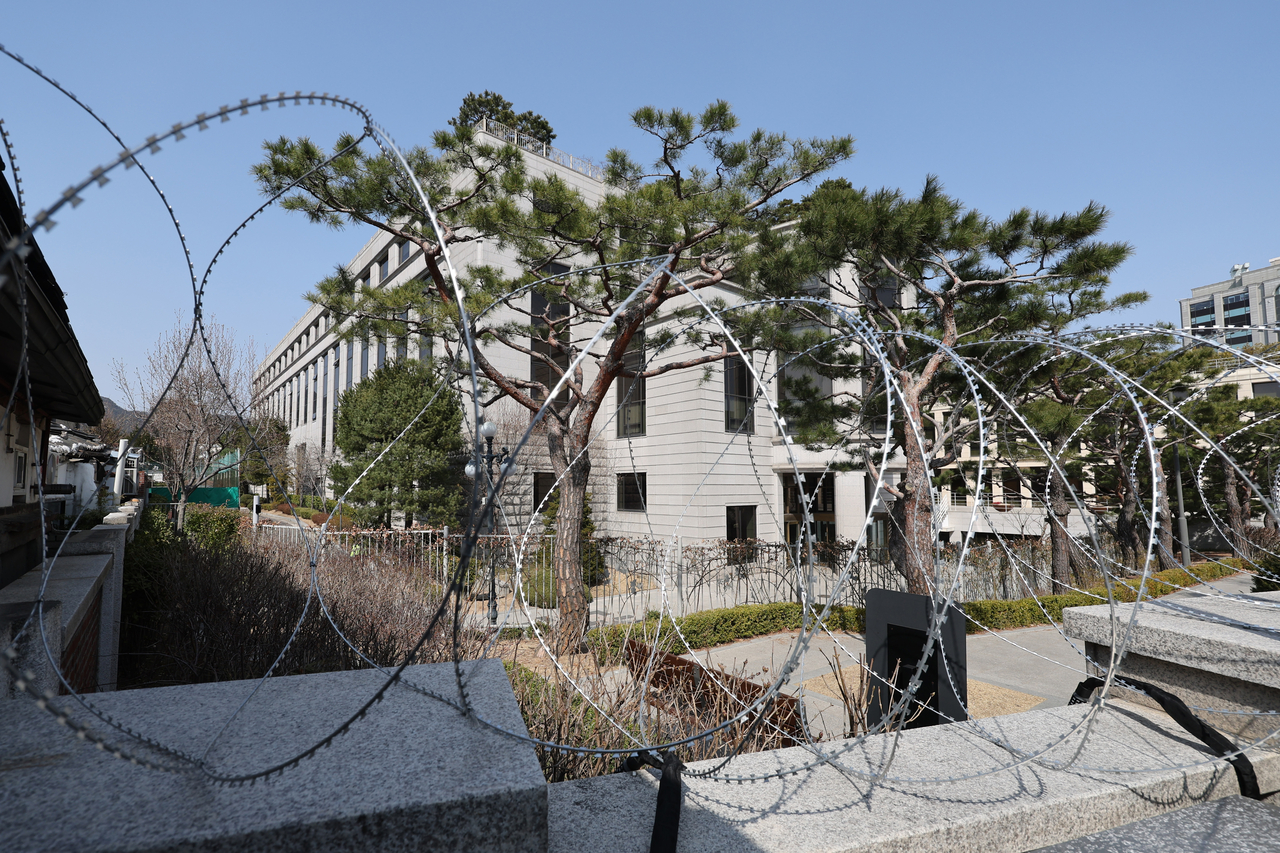 Barbed wire lines the perimeter of the Constitutional Court in Seoul on Friday ahead of the impeachment ruling for President Yoon Suk Yeol. (Yonhap)