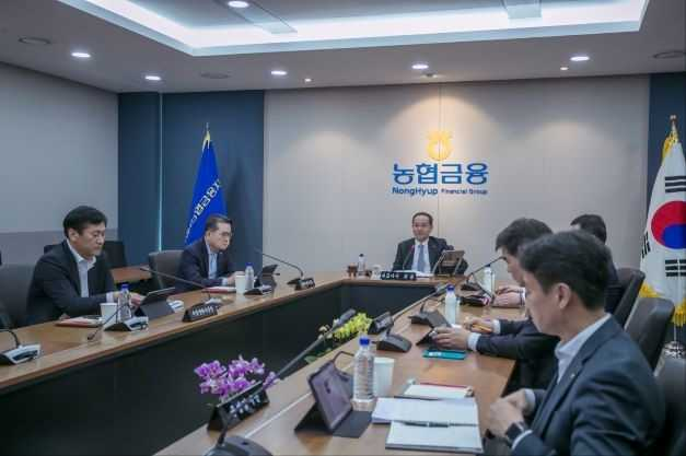 NH농협금융지주가 13일 서울 중구 소재 본사에서 올해 첫 내부통제협의회를 개최했다. 사진은 이찬우(가운데)  회장이 내부통제협의회를 주재하는 모습. [NH농협금융지주]