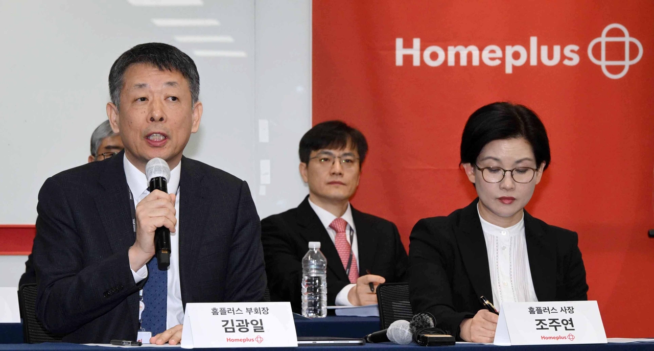 김광일 MBK파트너스 부회장 겸 홈플러스 공동대표가 14일 서울 강서구 홈플러스 본사에서 기업회생절차 돌입 이후 첫 기자간담회를 개최해 최근 불거진 논란들에 대한 입장을 밝히고 있다. 이상섭 기자
