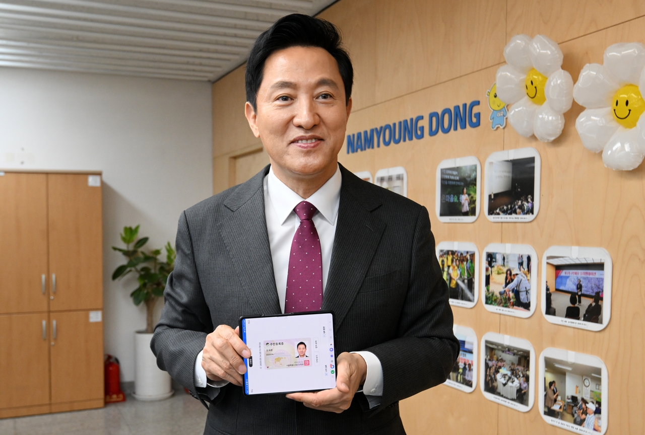 오세훈 시장이 발급받은 모바일 주민등록증을 보여주고 있다. [서울시 제공]